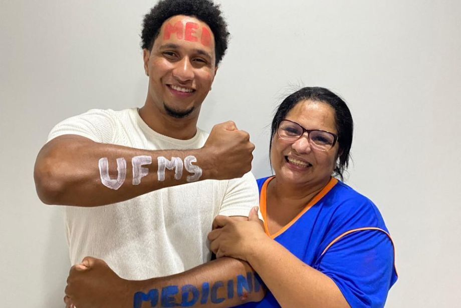 Capinador de lotes conquista vaga em Medicina na UFMS  