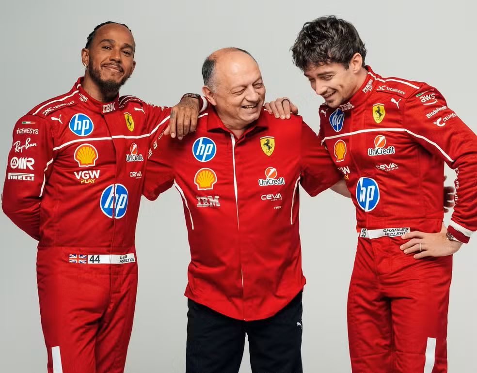 Chefe da Ferrari brinca com Hamilton em sessão de fotos: "Sorria um pouquinho"