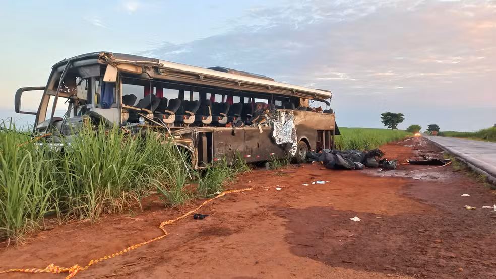 Polícia prende motorista de carreta envolvida em acidente com ônibus de universitários que deixou 12 mortos no interior de SP