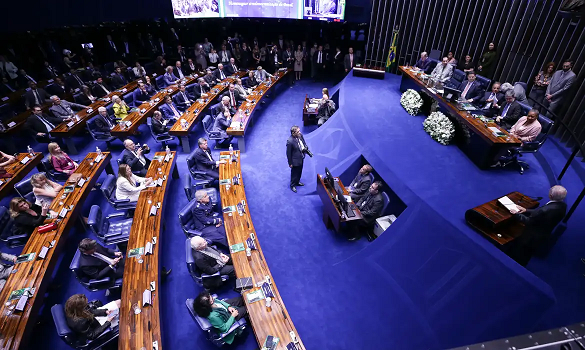 Em meio ao PL da Anistia, Senado homenageia redemocratização do Brasil