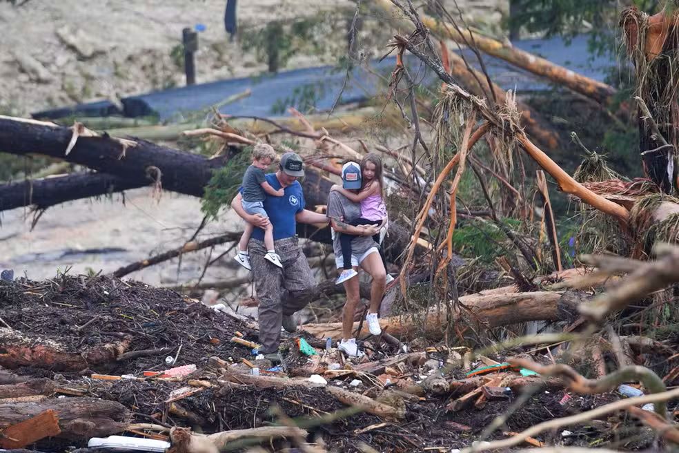 Enchentes no Texas: equipes buscam ao menos 23 meninas desaparecidas em acampamento; 27 pessoas morreram