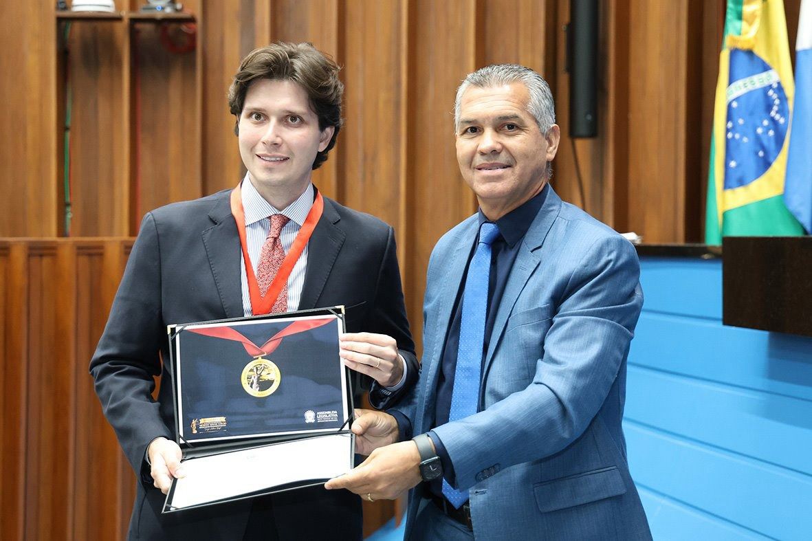 Zeca do PT homenageia advogado tributário e ativista jurídico em sessão solene da Alems