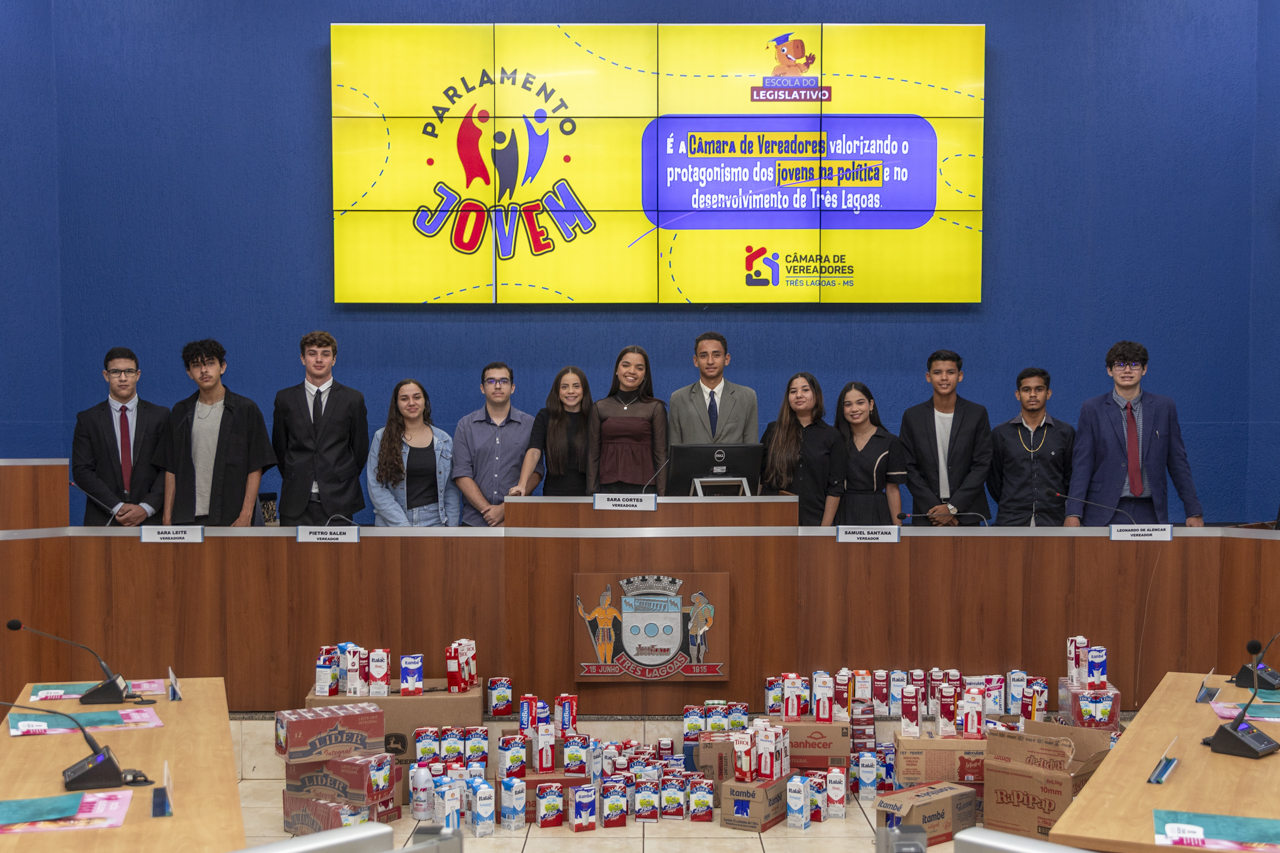 Parlamento Jovem arrecada mais de mil litros de leite para idosos