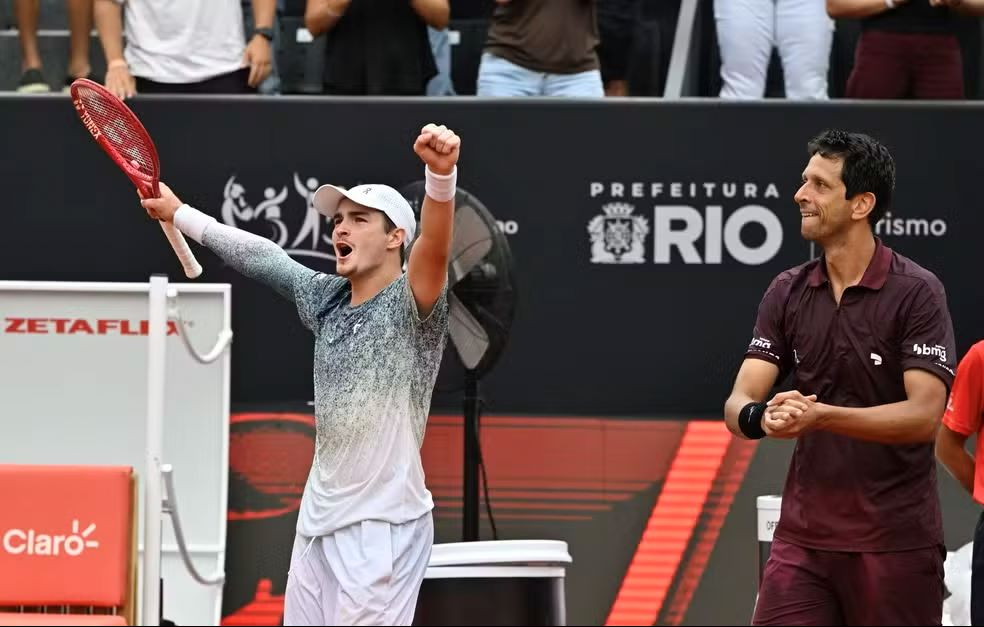 João Fonseca e Marcelo Melo salvam match point e avançam à final de duplas do Rio Open