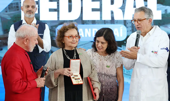 Pesquisadora Margareth Dalcolmo recebe medalha Oswaldo Cruz