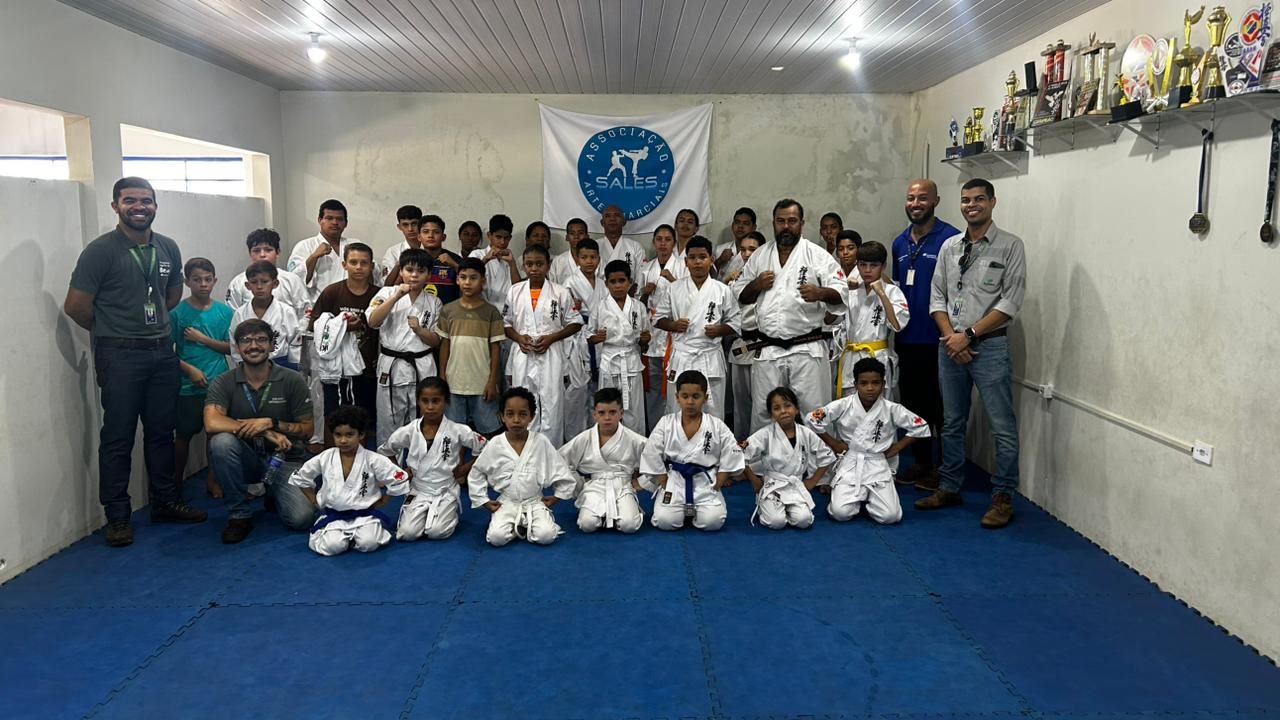 Com o apoio da Suzano, associação local leva aulas de karatê a 45 jovens em Ribas do Rio Pardo (MS)