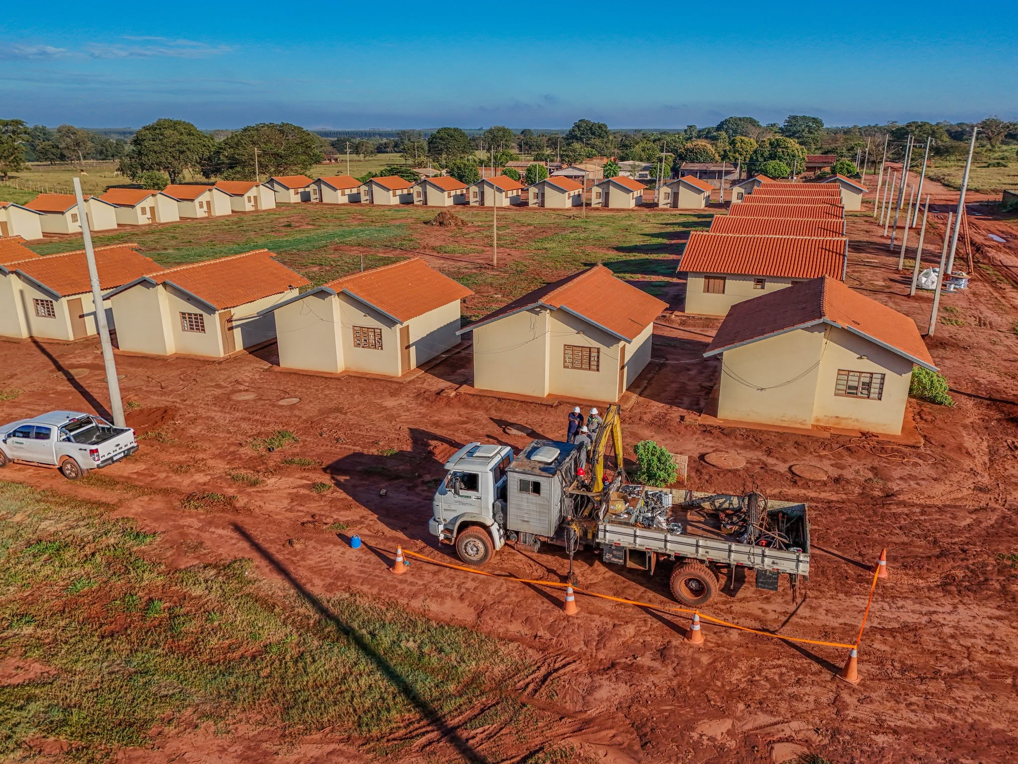 Prefeitura avança com implantação da rede elétrica de novo conjunto habitacional em Selvíria