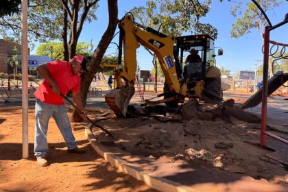 Prefeitura inicia manutenção no parquinho da Lagoa Maior e substitui piso de borracha por areia fina