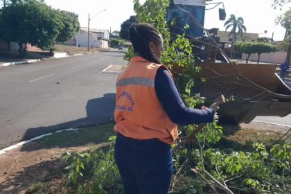 Defesa Civil e equipes da Prefeitura atuam desde ontem após tempestade que atingiu Três Lagoas