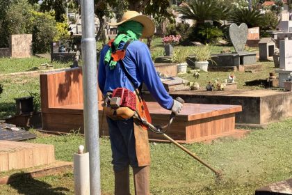 SEINTRA inicia serviços de manutenção no Cemitério Municipal para o Dia de Finados