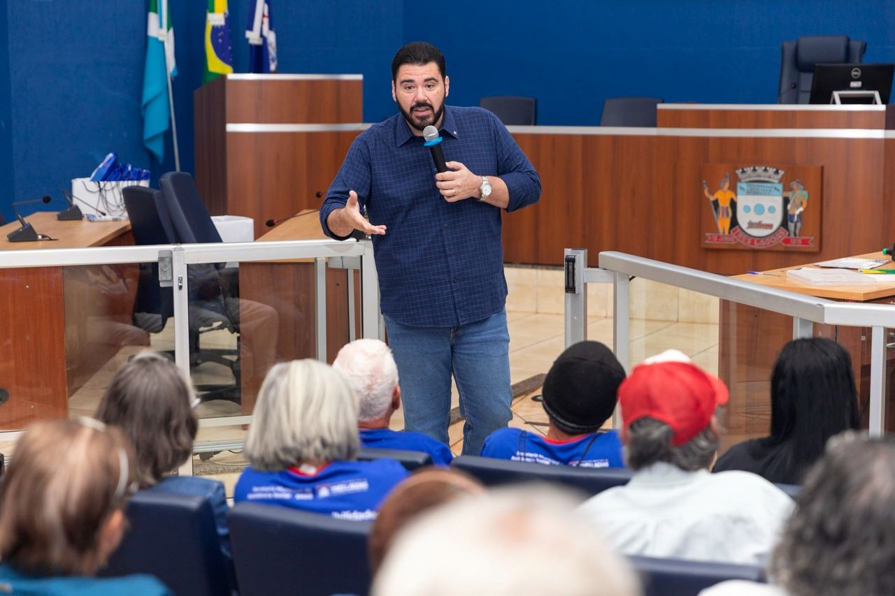 Idosos do Serviço Tia Nega realizam visita guiada à Câmara de Vereadores de Três Lagoas 