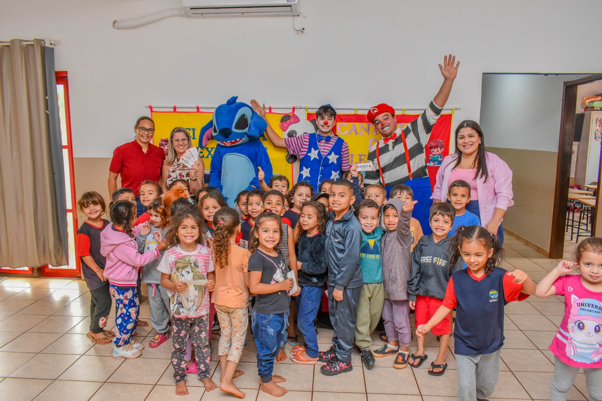 Prefeitura de Selvíria distribui ingressos do Circo Magnus para alunos da rede municipal